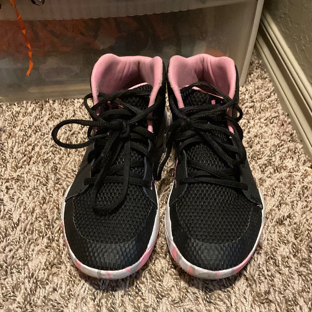 Youth size 6, underarmour basketball shoes